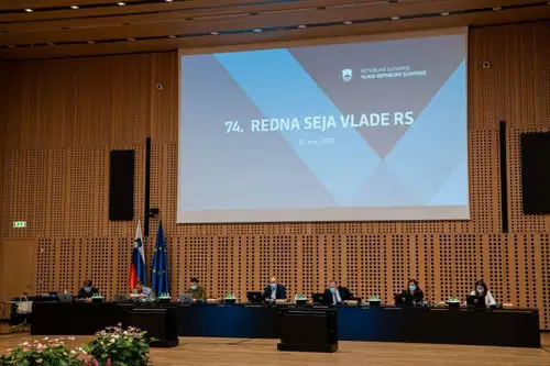 Vlada dvignila omejitev zbiranja na 50 ljudi, lokali bodo odprti dlje
