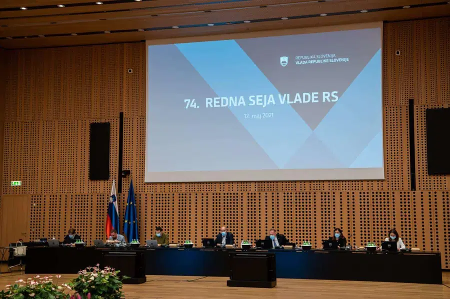 Vlada dvignila omejitev zbiranja na 50 ljudi, lokali bodo odprti dlje