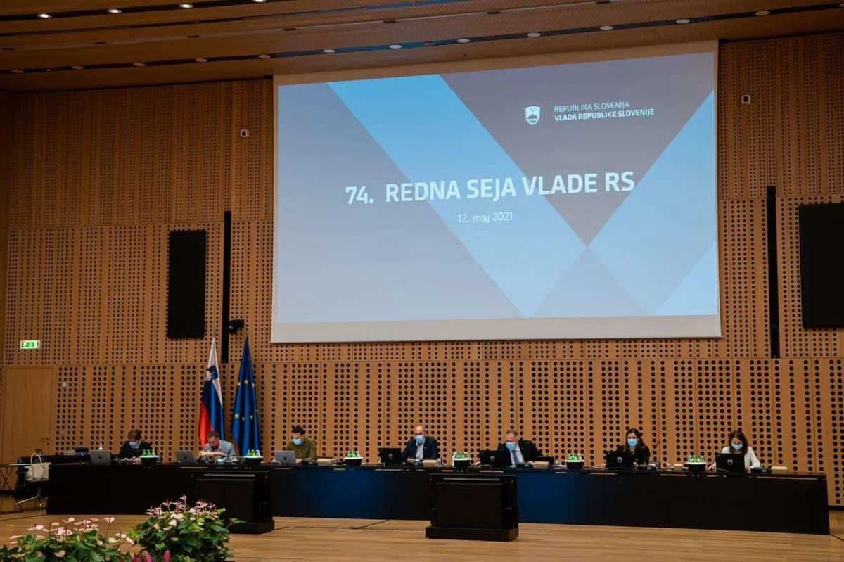 Vlada dvignila omejitev zbiranja na 50 ljudi, lokali bodo odprti dlje