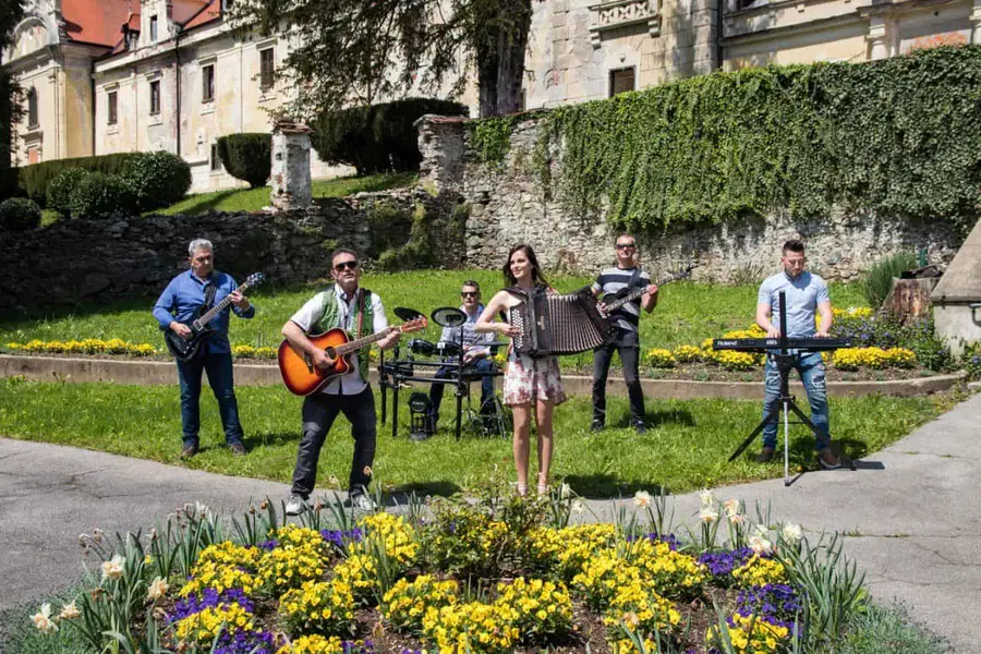 Fredi Miler si je spet nadel zelen brezrokavnik in posnel nov videospot