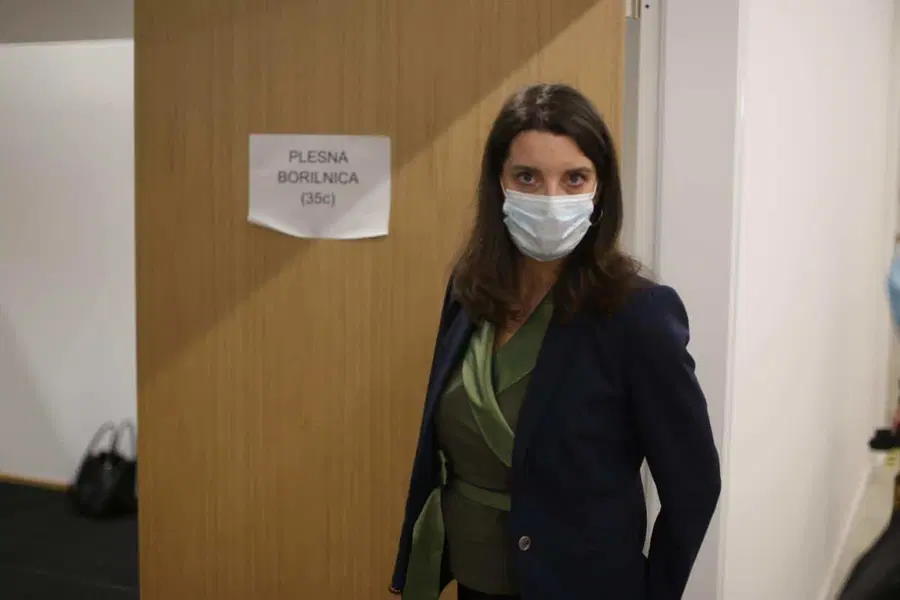 Znaki okužbe šolske ministrice so blagi in obvladljivi. Po stiku z njo se je na novi koronavirus testiral tudi Pahor