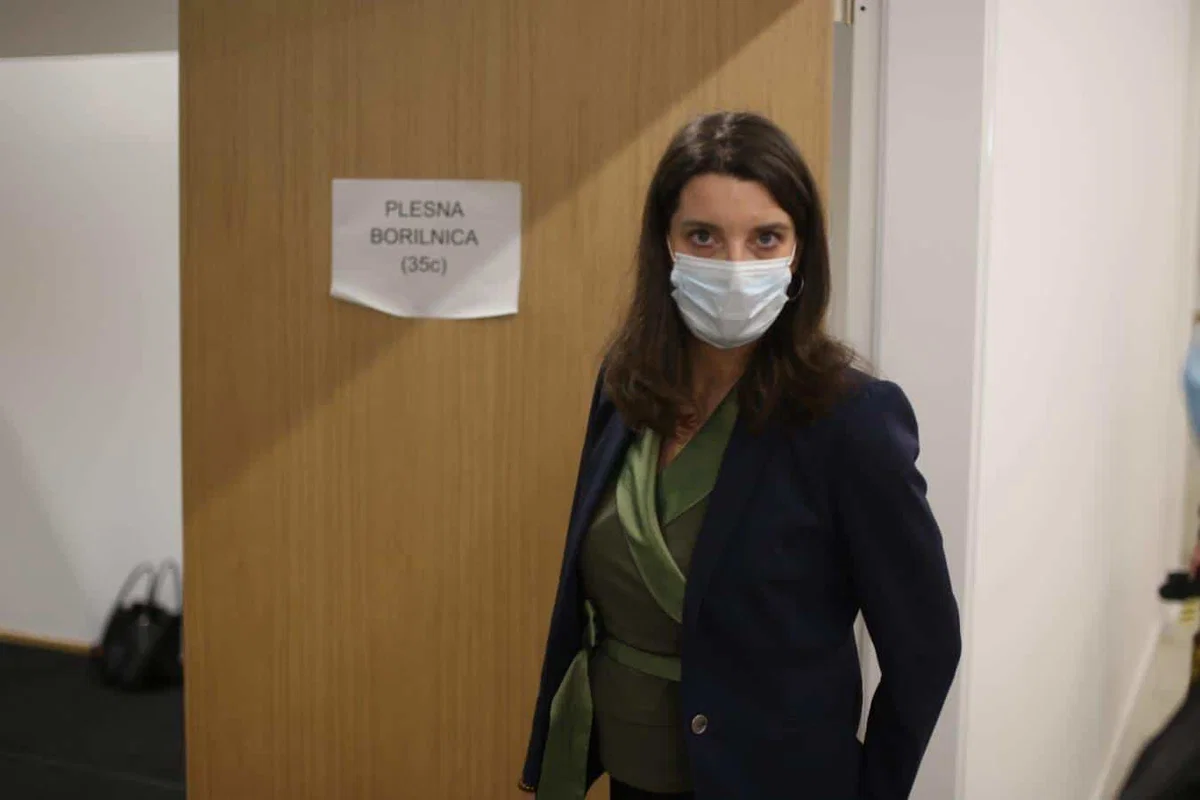 Znaki okužbe šolske ministrice so blagi in obvladljivi. Po stiku z njo se je na novi koronavirus testiral tudi Pahor