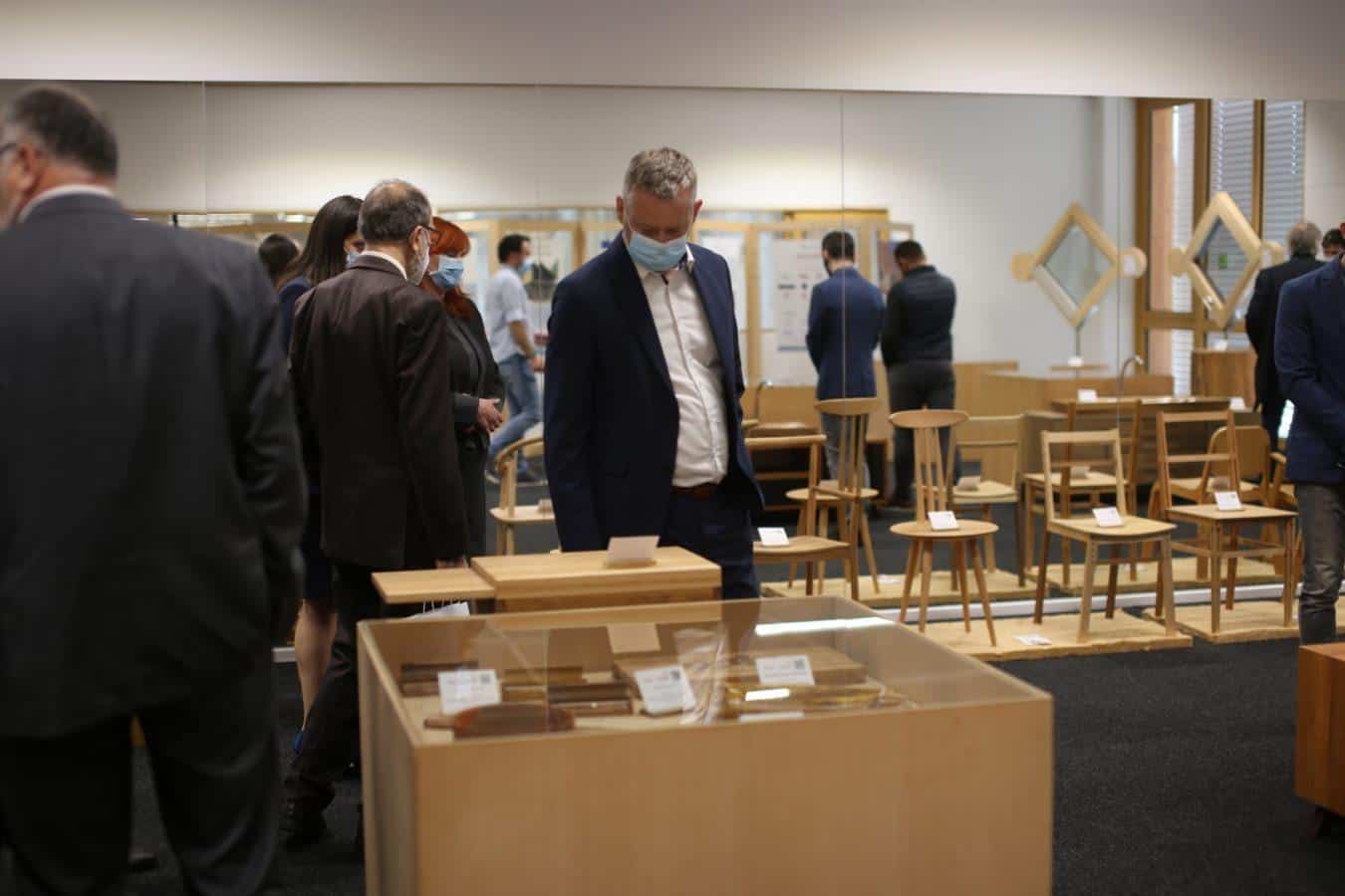 V Slovenj Gradcu odprli razstavo Čar lesa. Prisotne nagovorila tudi šolska ministrica dr. Simona Kustec