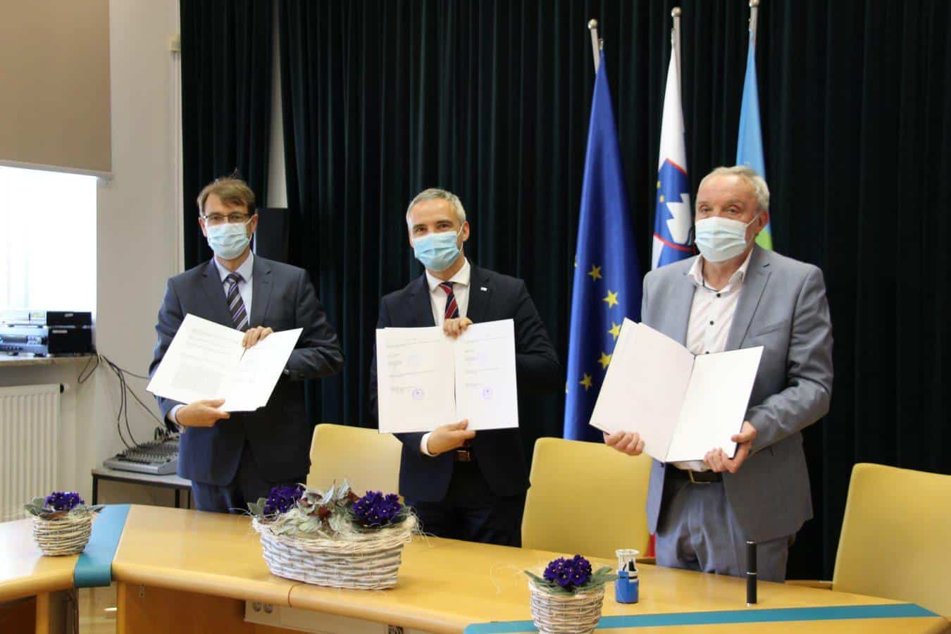 Minister Cigler Kralj v Mislinji in na Ravnah podpisal sporazum o gradnji domov za starejše (VIDEO in FOTO)