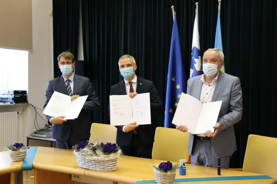 Minister Cigler Kralj v Mislinji in na Ravnah podpisal sporazum o gradnji domov za starejše (VIDEO in FOTO)