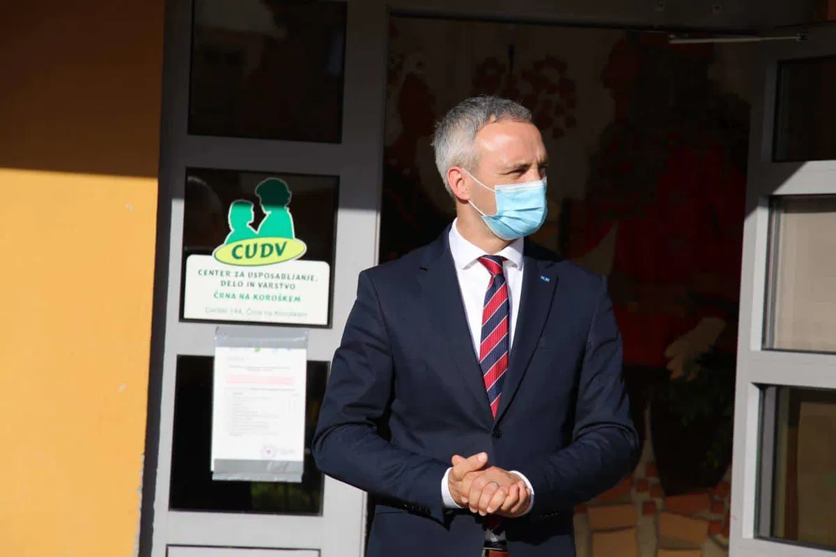 Minister Janez Cigler Kralj se zaveda pomembne vloge zaposlenih, MDDSZ za dvig plač