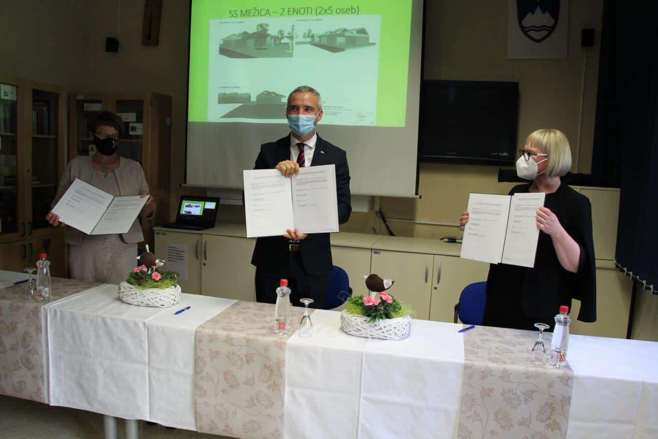Minister Cigler Kralj v Črni podpisal sporazum o gradnji bivalne enote za otroke in mladostnike z motnjami v duševnem razvoju v okviru CUDV Črna (VIDEO in FOTO)