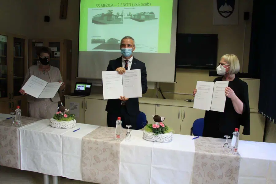 Minister Cigler Kralj v Črni podpisal sporazum o gradnji bivalne enote za otroke in mladostnike z motnjami v duševnem razvoju v okviru CUDV Črna (VIDEO in FOTO)