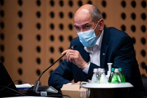 Janša: Ljubljanski župan se "intenzivno trudi, da bi čim več ljudi zbolelo in da bi se šole, vrtci in trgovine čim prej zaprli"