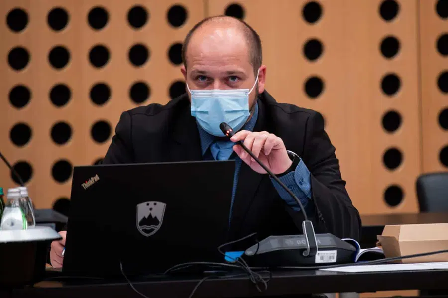 Poklukar: Zaradi širjenja različice omikron so na mizi vsi protikoronski ukrepi