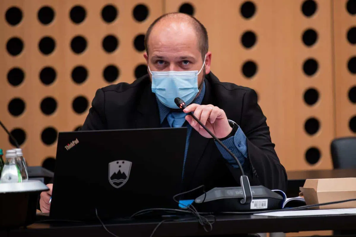 Poklukar: Danes ni spodbuden dan. Presegli smo mejo 1000 okuženih v četrtem valu. Čas je za razum, čas je za cepljenje