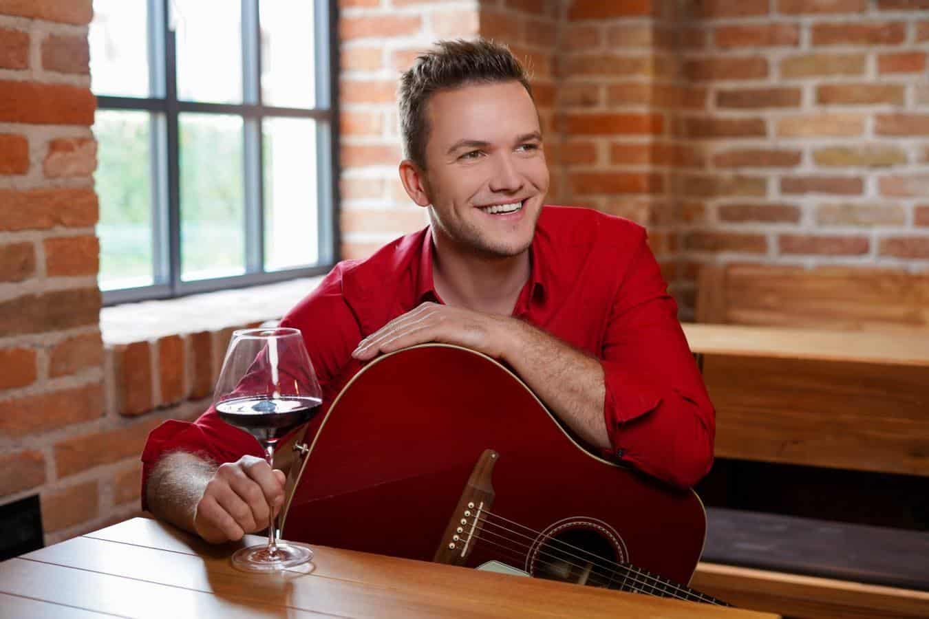 Luka Basi predstavlja novo skladbo, kot edini slovenski glasbenik bo poleti nastopil na 61. splitskem festivalu