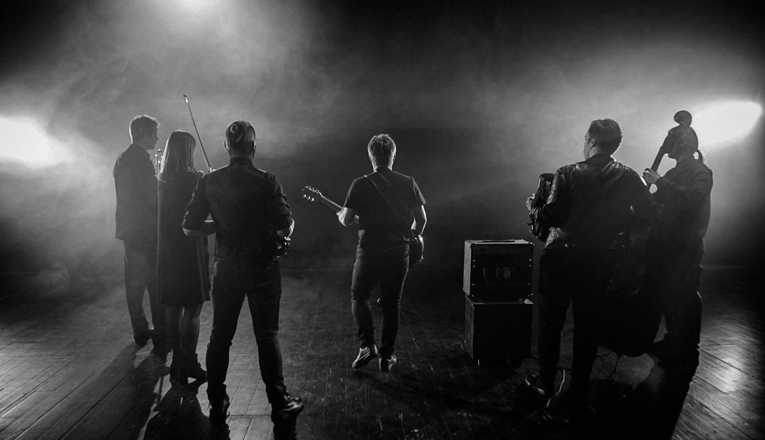 VIDEO: "Naj pada zdaj dež" v prav posebni priredbi Korošcev