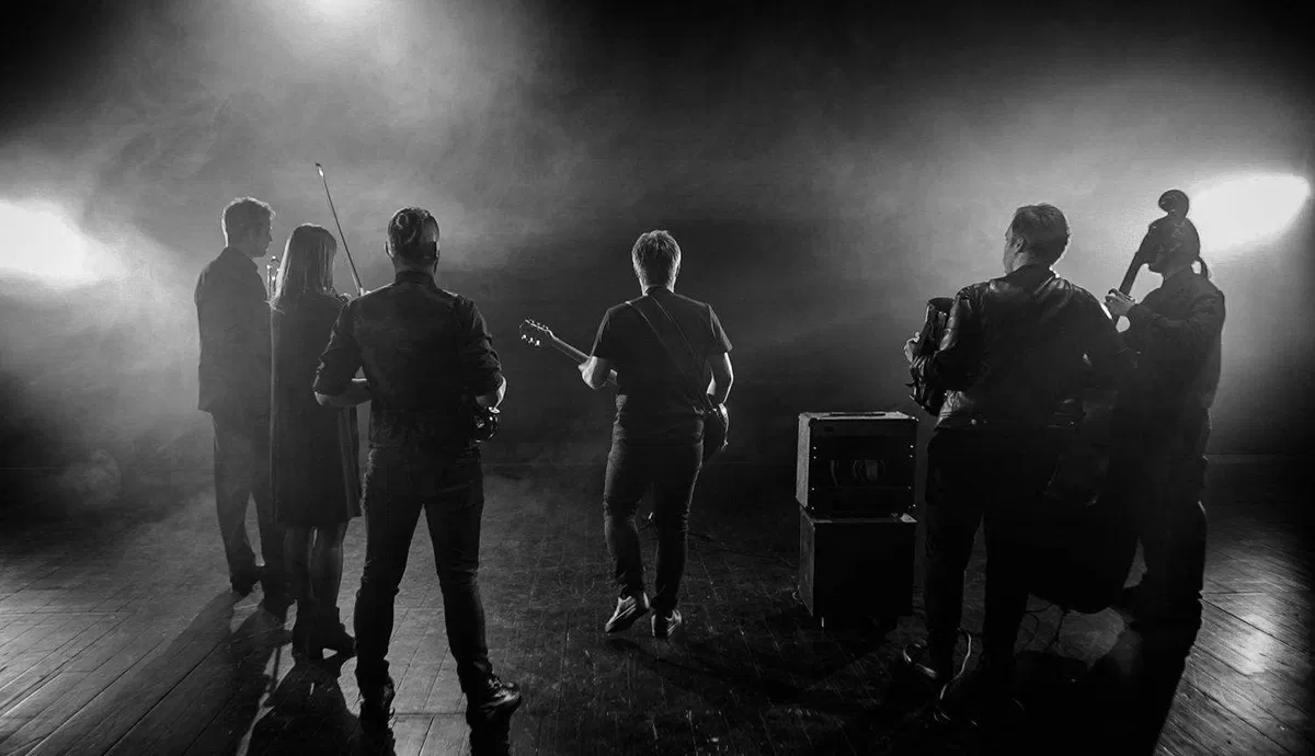 VIDEO: "Naj pada zdaj dež" v prav posebni priredbi Korošcev