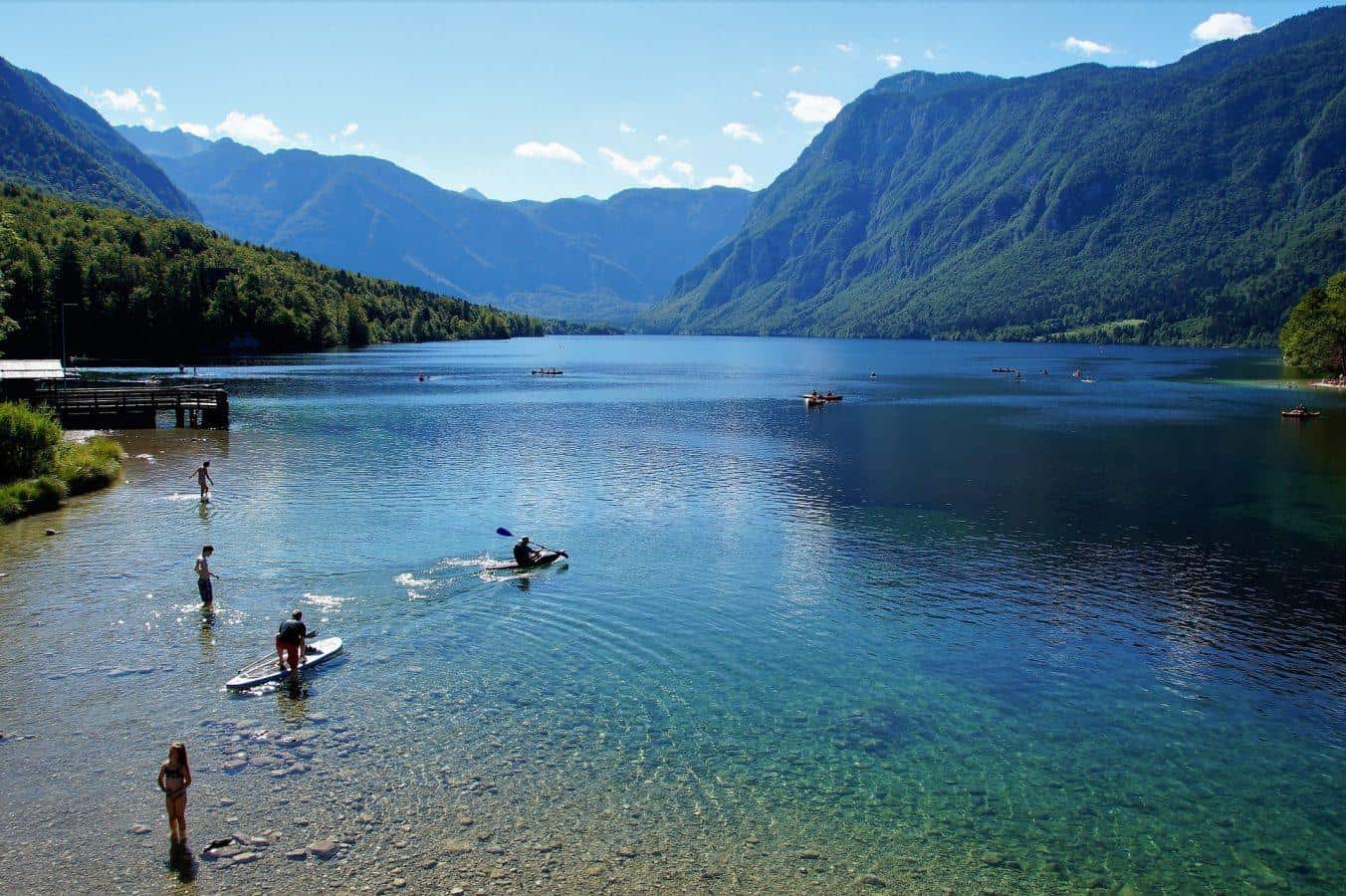 Na Bohinjskem jezeru prepoved kopalnih pripomočkov in glasne glasbe. Na določenem območju prepovedano tudi kolesarjenje