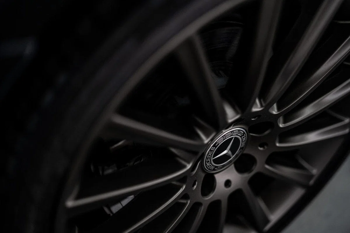 Na Hrvaškem alkoholiziran vozil avto brez dveh pnevmatik