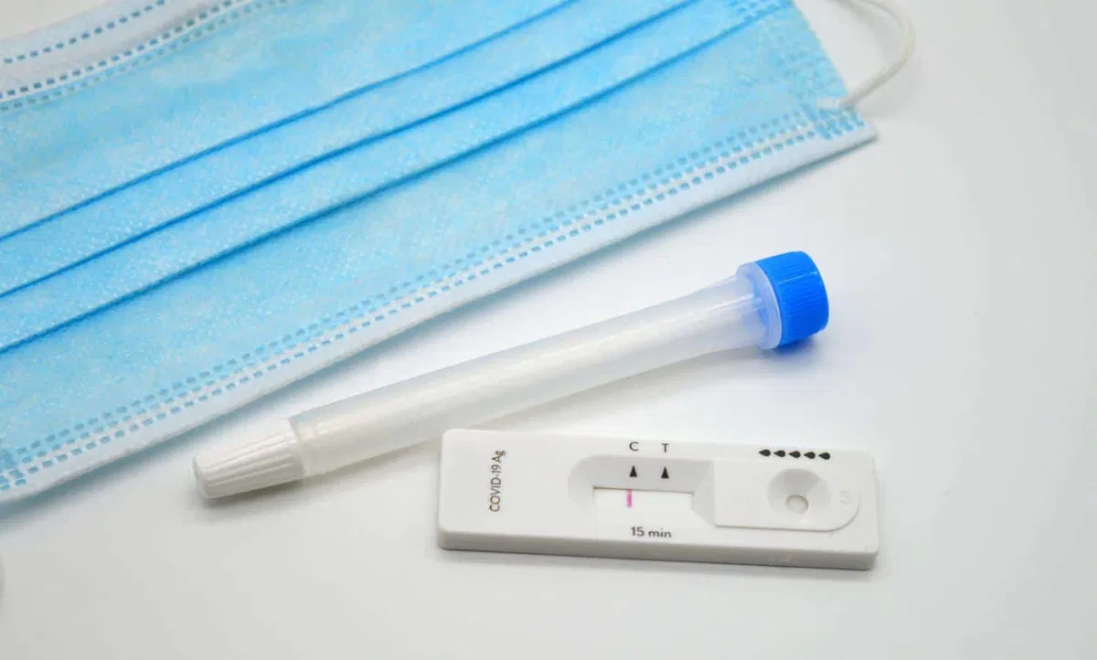 V sredo delež pozitivnih nižji kot dan pred tem