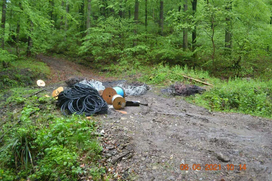 Ukradli vozilo, vlomili v trgovino z elektro materialom in ukradli za okoli 13.000 € električnih kablov