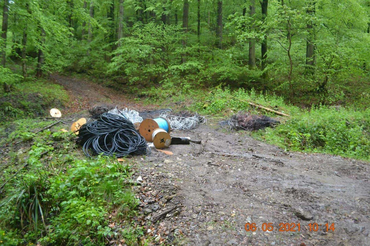 Ukradli vozilo, vlomili v trgovino z elektro materialom in ukradli za okoli 13.000 € električnih kablov