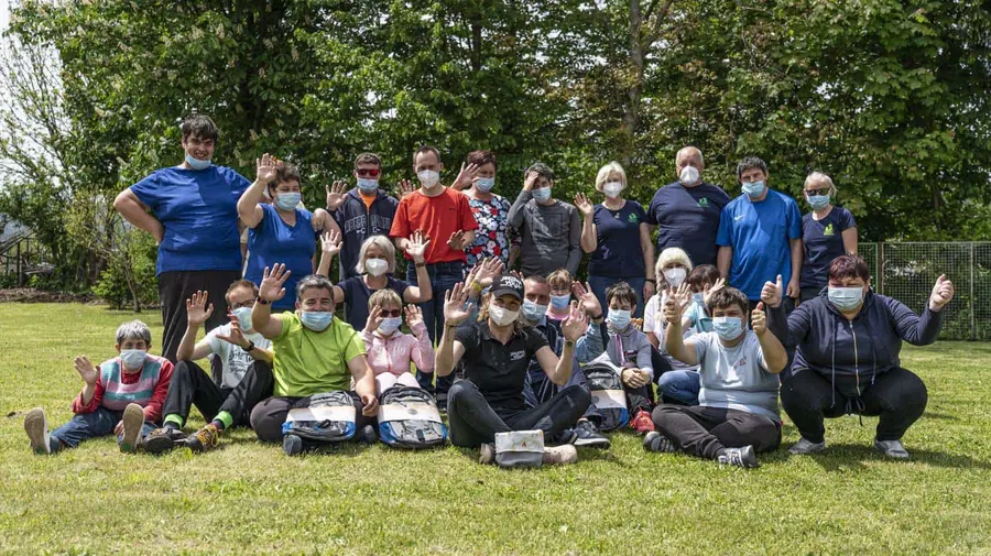 Uporabniki Varstveno-delovnega centra Slovenj Gradec že več mesecev skrbno in predano izdelujejo zapestnice jeklene volje (VIDEO in FOTO)