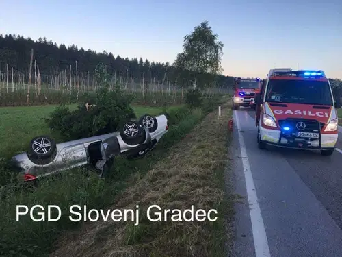 V Mislinjski Dobravi dve vozili pristali na strehi, ena oseba poskodovana