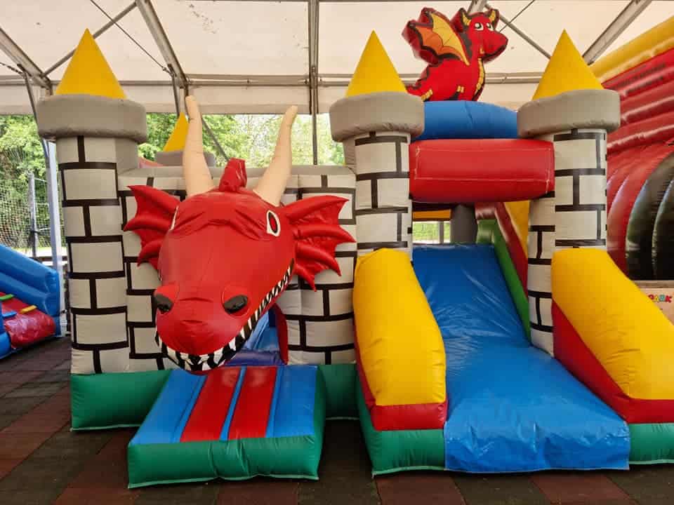 Čisto blizu nas odprli otroški park zabave pod šotorom (FOTO)