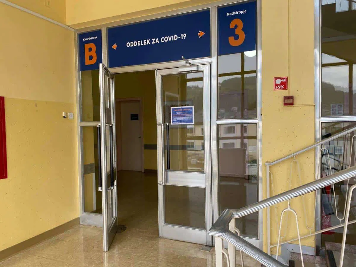 Obisk bolnišnic se omogoči obiskovalcem, ki imajo digitalno potrdilo o izpolnitvi pogoja PCT, pri ostalih pa se opravi epidemiološka triaža