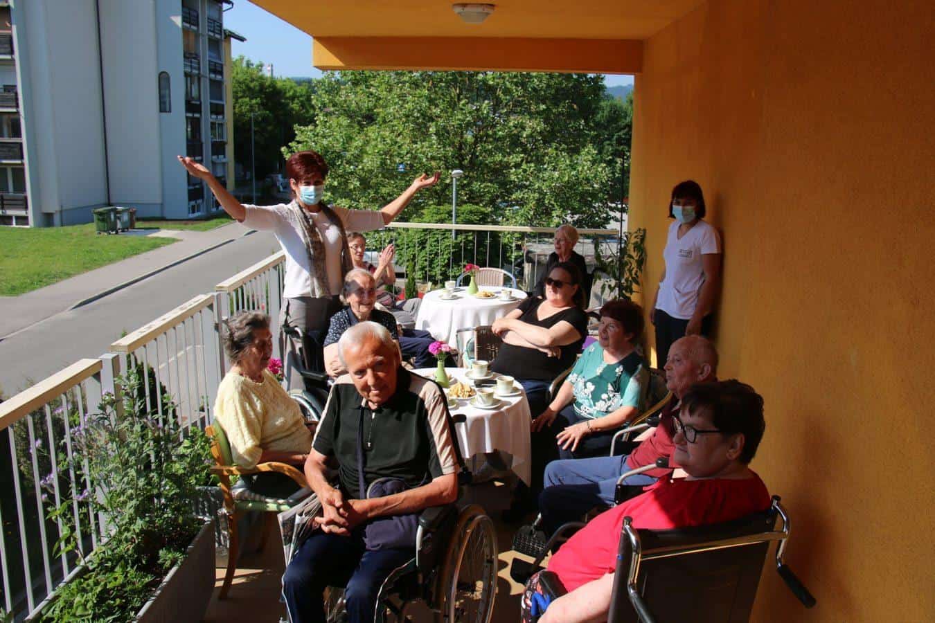 V slovenjgraškem domu starostnikov s piknikom otvorili sezono poletnih iger ter začeli z druženji na balkonu (FOTO)