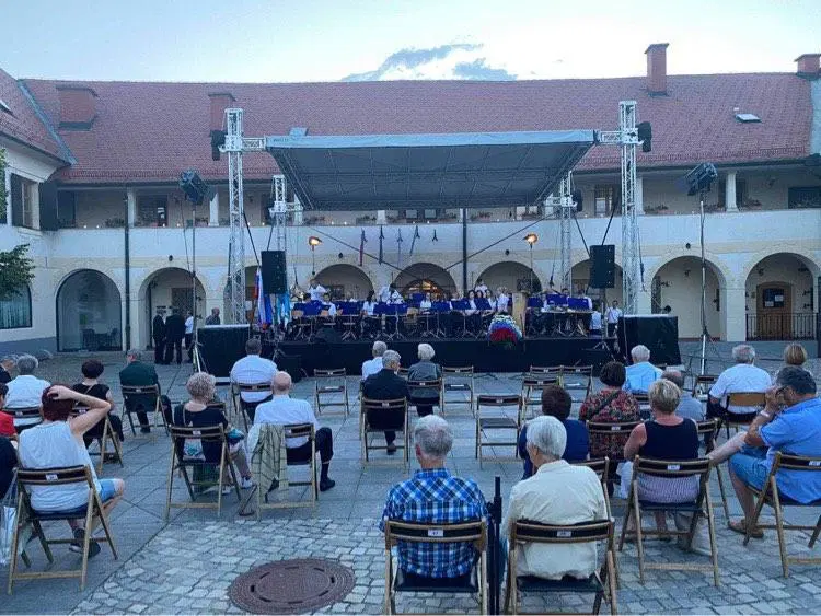 V ŽIVO: Osrednja občinska proslava v Slovenj Gradcu