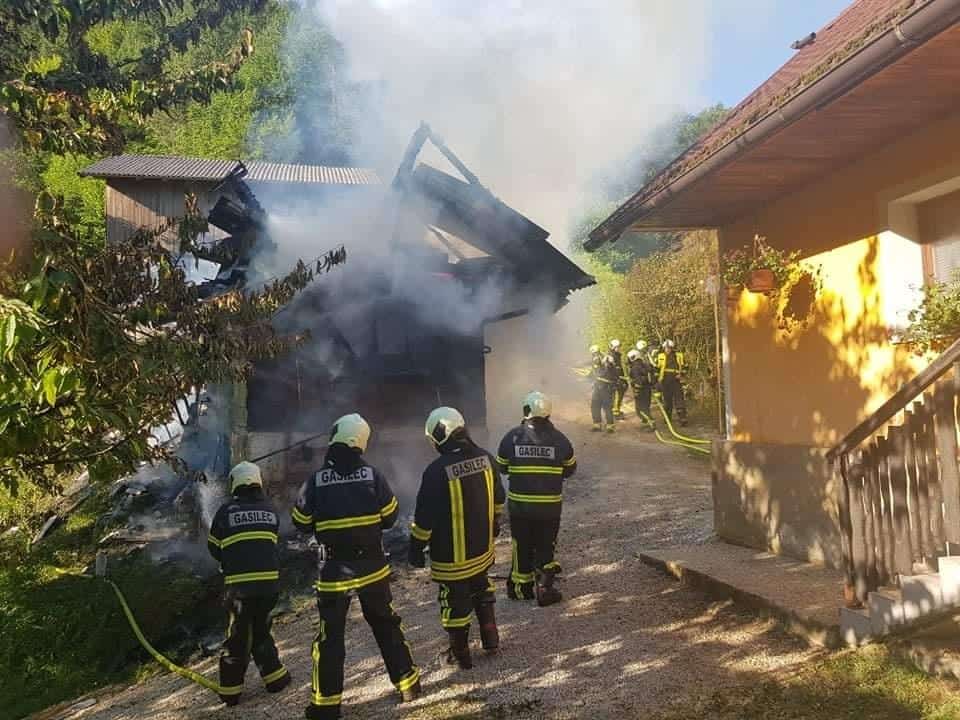 Policisti sporočili vzrok petkovega požara, ki je v celoti uničil brunarico