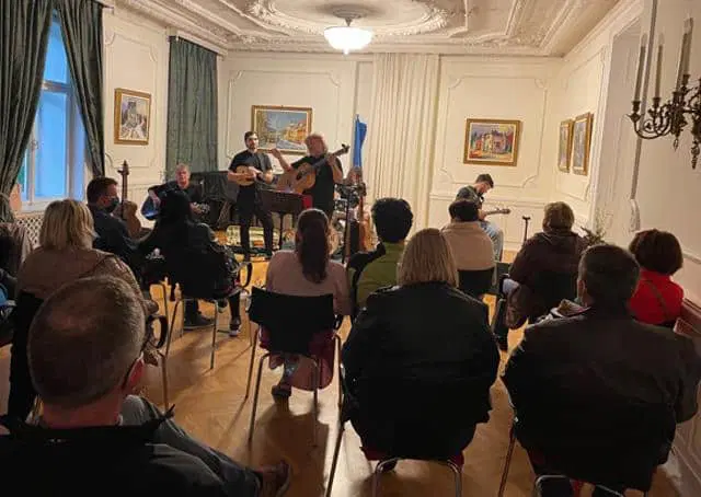 Na prvem dvornem glasbenem večeru zbrane navdušila skupina Kontraband