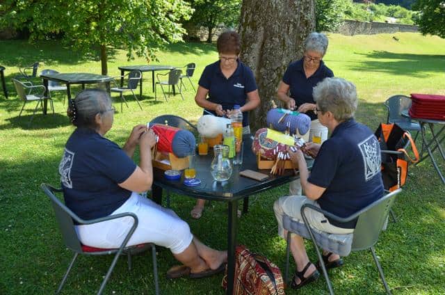 V počastitev 30-letnice organiziranega klekljanja na Koroškem v dvorcu bukovje odprli razstavo čipk in likovnih del