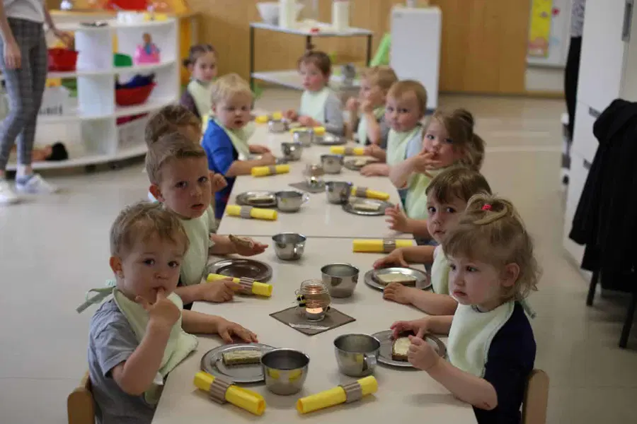 Tradicionalni 10. slovenski zajtrk okusili tudi otroci v koroških šolah in vrtcih (FOTO)
