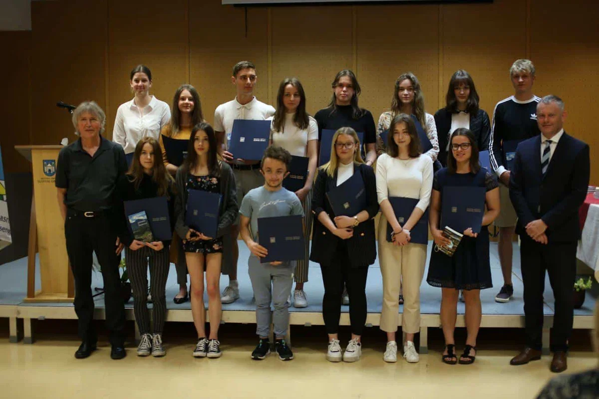 Župan Klugler podelil priznanja dijakinjam in dijakom, ki so šolanje zaključili z odliko (VIDEO in FOTO)