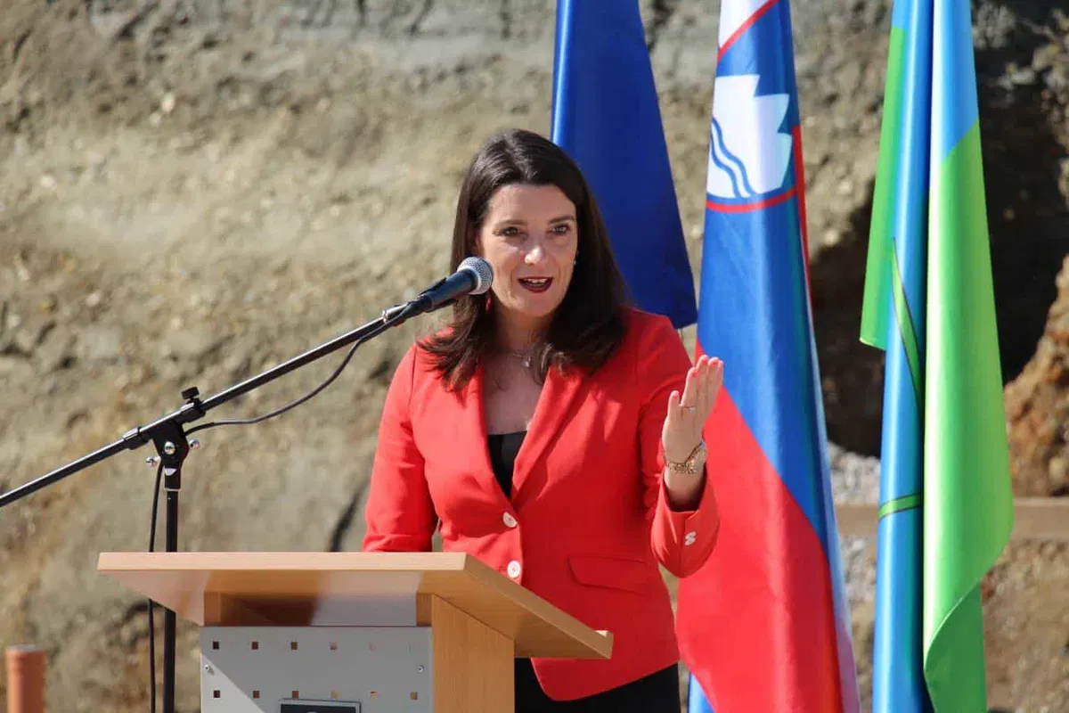 Kustečeva: Zaupajte stroki, da bodo otroci lahko obiskovali pouk v šolah. Logarjeva: trenutna epidemiološka situacija v državi je "odraz ekstremnega egoizma"