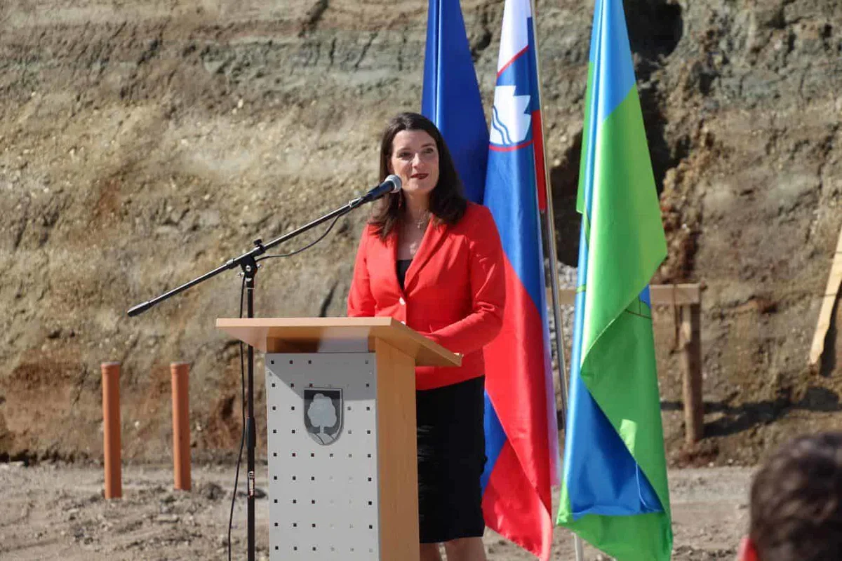 Opozicija bo danes vložila interpelaciji zoper Dikaučiča in Kustečevo