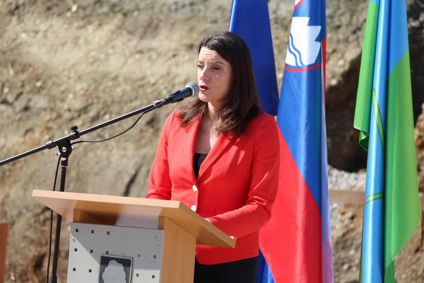 Ministrica Simona Kustec ima zahteven potek bolezni covid-19. Šolski prostor je sicer pripravljen na začetek šolskega leta