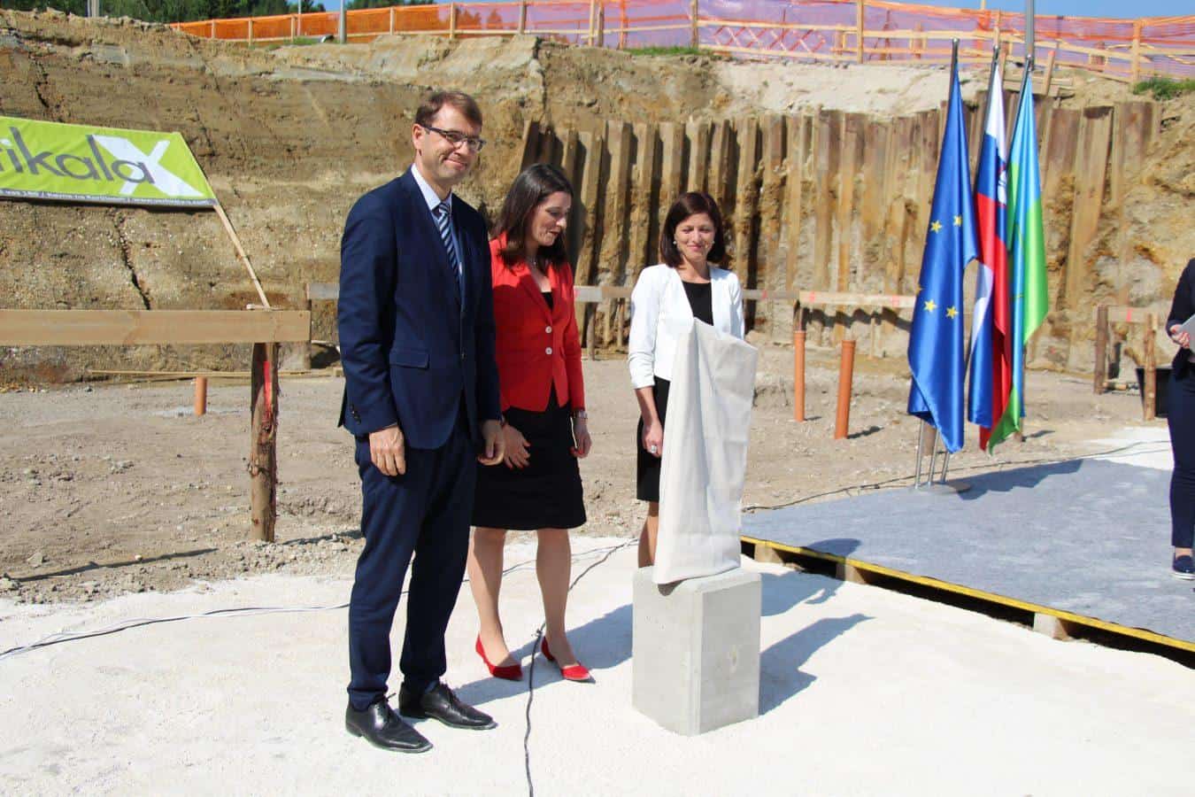 Na Ravnah odkrili temeljni kamen za nov vrtec. Prisotne nagovorila šolska ministrica, dogodek s kulturnim programom popestrili najmlajši (VIDEO in FOTO)