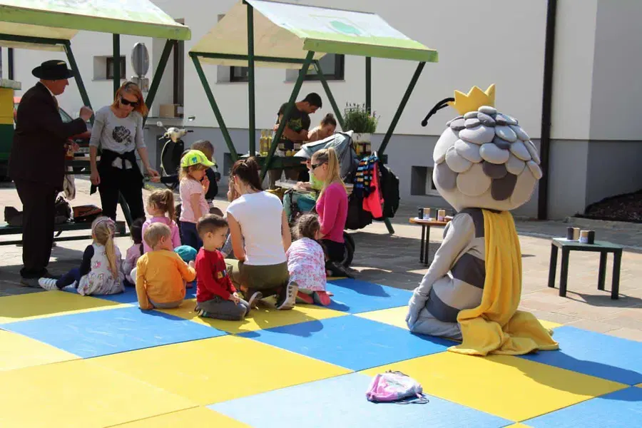 Na Ravnah danes brenčalo na temo čebel, čebelarjenja in varovanja okolja