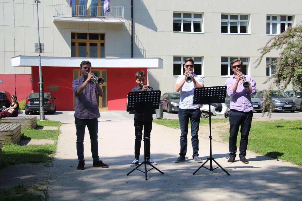 (VIDEO) Štirje odlični trobentači s promenadnim nastopom navdušujejo Korošce in po dolgi sivini znova prinašajo barve v življenje
