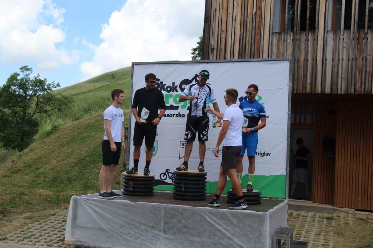 Na Strojno "skočilo" 78 kolesarjev. Organizatorjem bilo naklonjeno tudi vreme (VIDEO in FOTO)