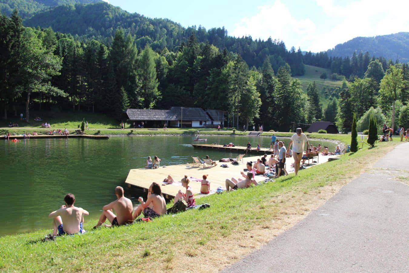 Prenovljeno Ivarčko jezero spet zaživelo: Okusna hrana, hladna pijača, vodne aktivnosti in pester zabavni program (FOTO)