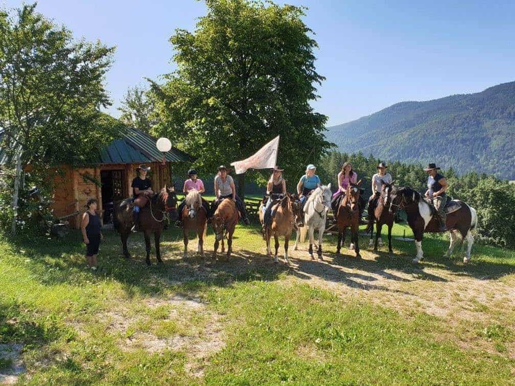Konjenica Koroških kresničk: Pospremite jahalke v smeri proti Kopam
