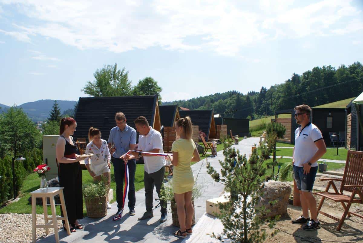 Na Ravnah včeraj uradna otvoritev resorta z glamping in luksuznimi hiškami