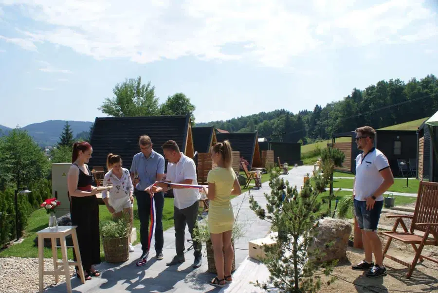 Na Ravnah včeraj uradna otvoritev resorta z glamping in luksuznimi hiškami