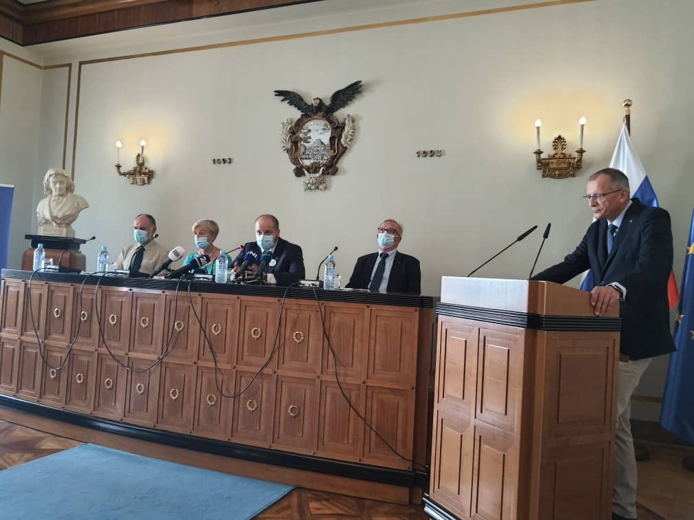 SAZU: "Cepljenje je edino orodje, ki nam ponuja izhod iz epidemije"