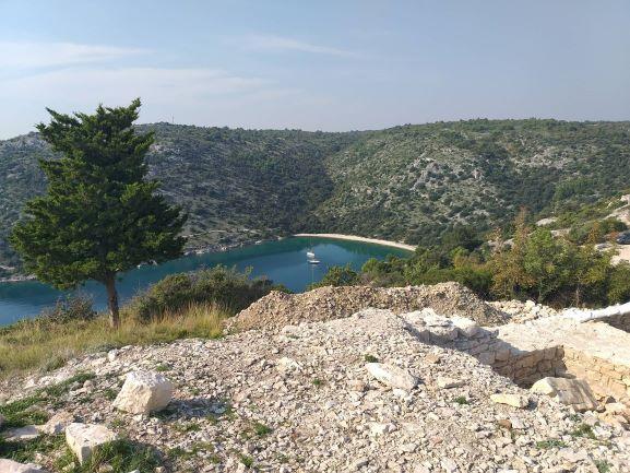Na Hrvaškem razmišljajo o vnovični zaostritvi protikoronskih ukrepov, na plažo Zrće samo polno cepljeni