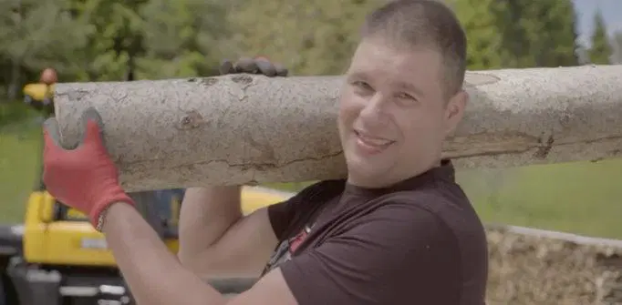 Damjan, ki pravi, da ima najhitrejši traktor v Sloveniji in obvlada tako stroje kot dekleta, čaka na vaša pisma (VIDEO)