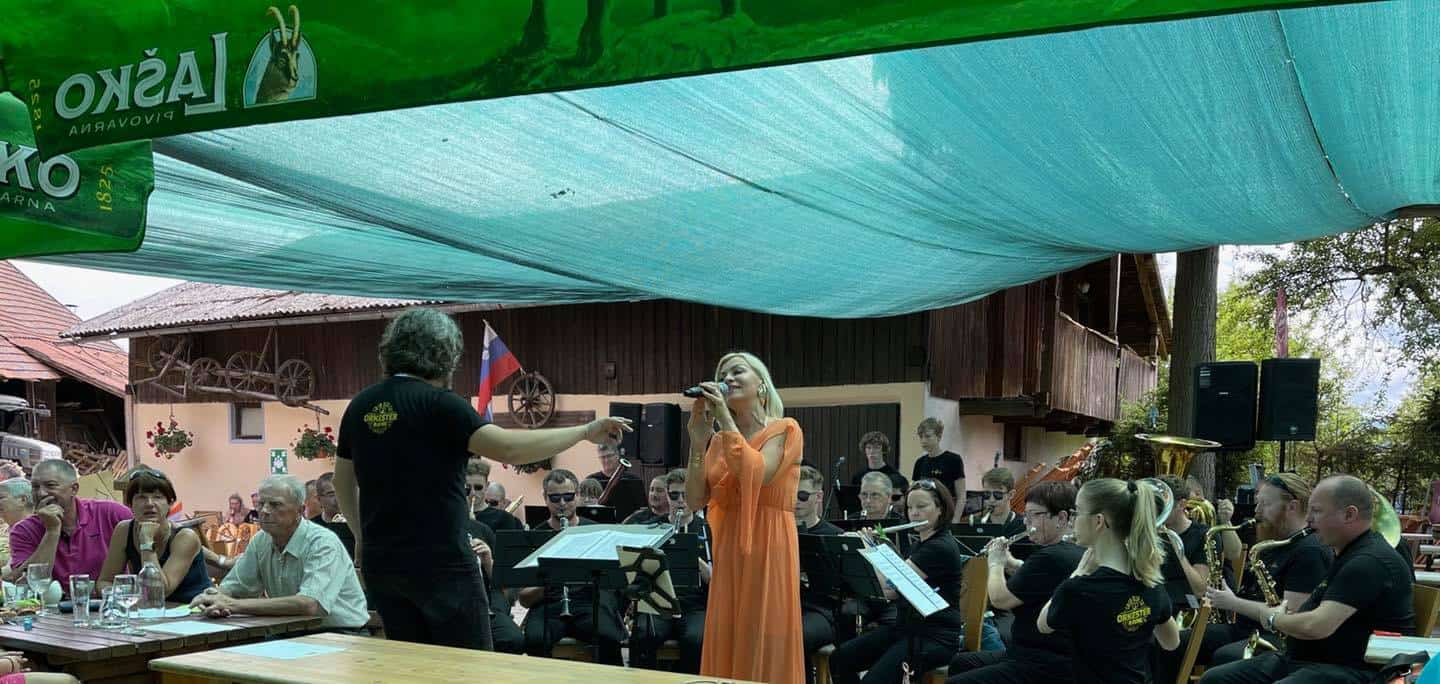 Pod Marinovo lipo ob zvokih Pihalnega orkestra železarjev Ravne zapela tudi Brigita Šuler (FOTO)