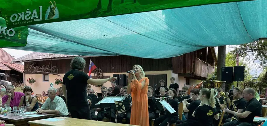 Pod Marinovo lipo ob zvokih Pihalnega orkestra železarjev Ravne zapela tudi Brigita Šuler (FOTO)